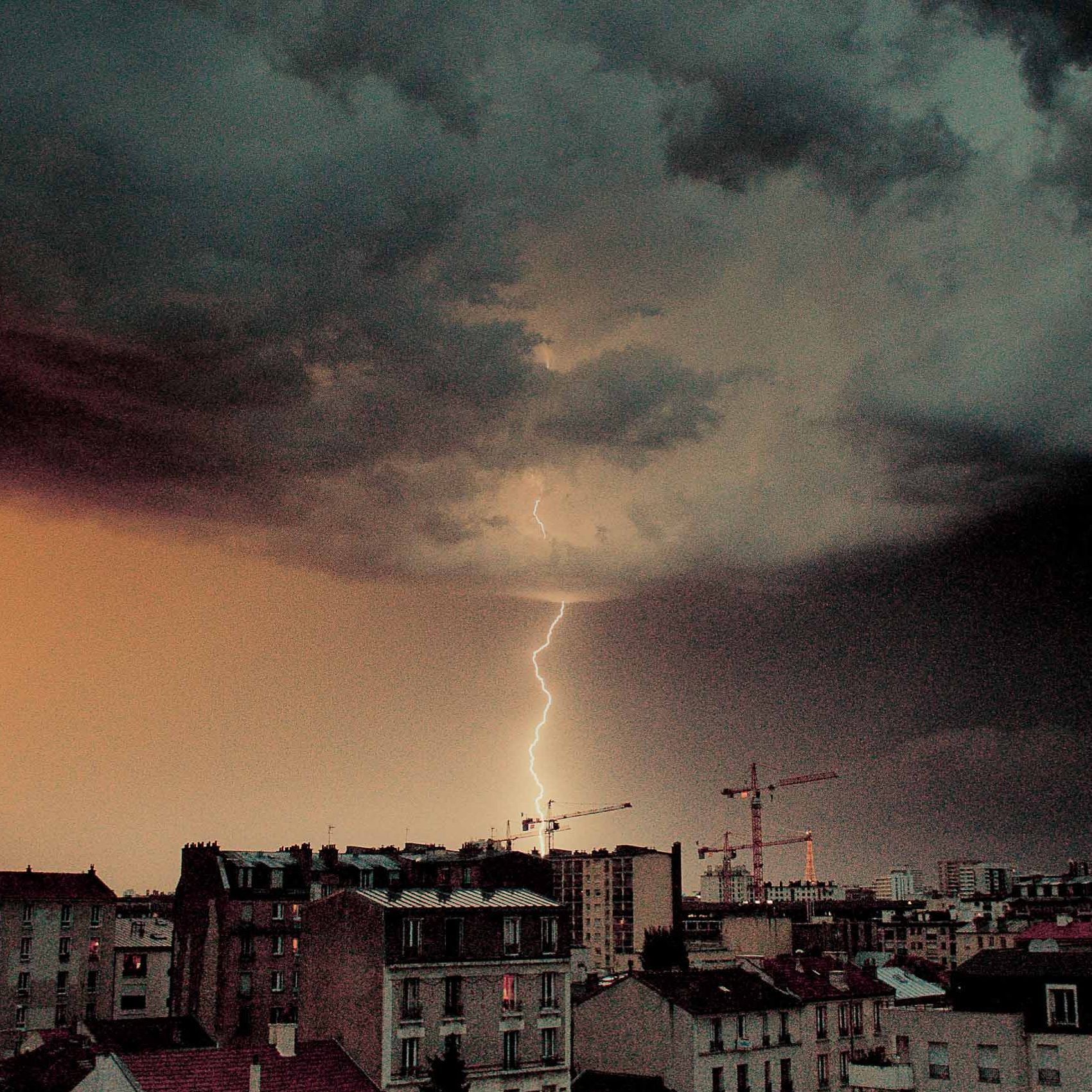Lightning strike in Paris Mahdi Aridj Photography